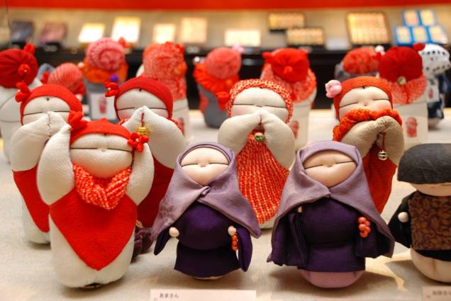 O Japão tem uma longa tradição em produzir bonecos com os mais diferentes materiais, como pode ser visto nessa exposição em Tóquio