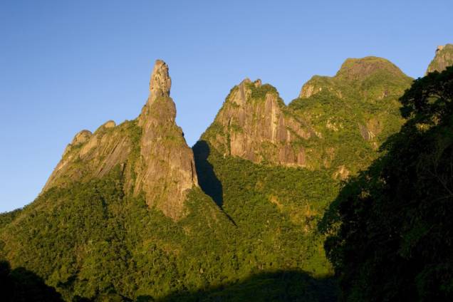 Pico Dedo de Deus, no Parque Nacional da Serra dos Órgãos, visto da rodovia BR-116