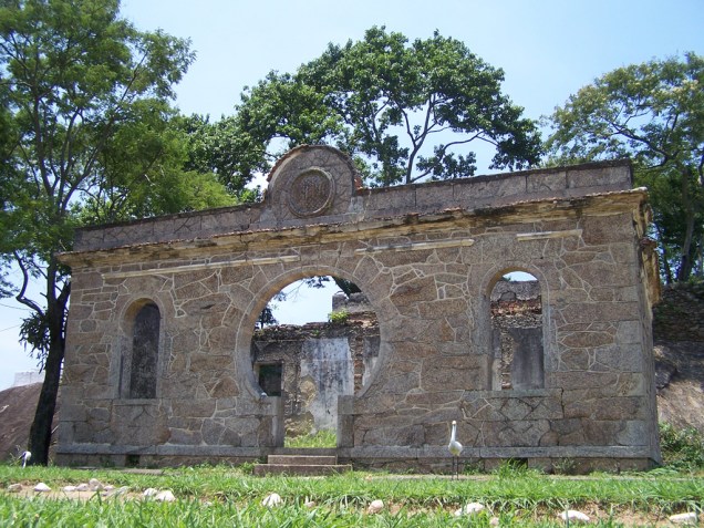 Construído para proteger a Fortaleza de Santa Cruz, o Forte de São Luis ainda preserva guaritas, galerias e túneis