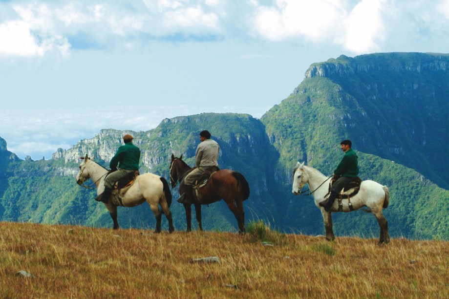 Hóspedes do Rio do Rastro Eco Resort, durante passeio a cavalo pela Serra Catarinense