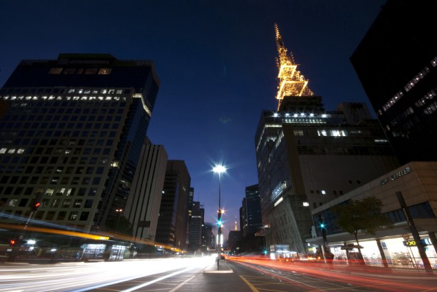 Vista noturna da Avenida Paulista, um dos principais centros financeiros e culturais de São Paulo