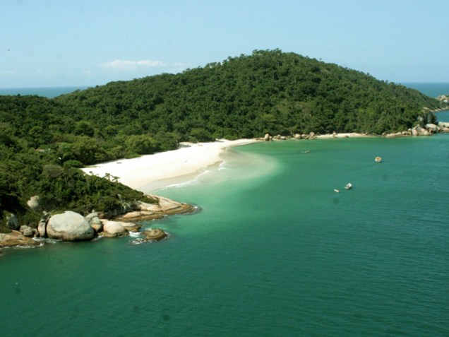 A praia de areia branquinha e mar azul-caribe da Ilha do Campeche é uma das paisagens mais espetaculares de Floripa
