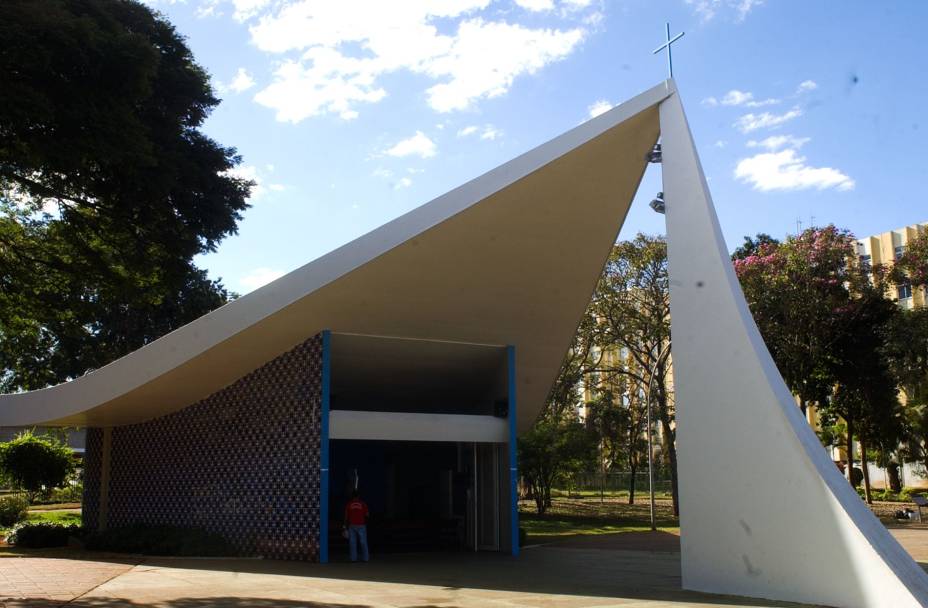 <a href="https://viajeaqui.abril.com.br/estabelecimentos/br-df-brasilia-atracao-igrejinha-n-s-de-fatima" rel="13. Igrejinha Nossa Senhora de Fátima "><strong>13. Igrejinha Nossa Senhora de Fátima </strong></a>Esta pequena igreja em forma de chapéu de noviça foi construída em apenas 100 dias a pedido de Sarah Kubitschek para pagar uma promessa feita para a santa com o objetivo de curar sua filha. Foi a primeira igreja de alvenaria a ser erigida em Brasília. Na lateral, ela tem azulejos de Athos Bulcão. Os afrescos com bandeirolas e anjos de Alfredo Volpi infelizmente foram cobertos em uma reforma realizada na igreja em 1960<strong>Entrada gratuita.</strong><strong>Horário de visitação: </strong>diariamente de 6h às 12h e de 13h às 19h. Missas são celebradas de terça a sábado às 6h30 e 18h30 e aos domingos às 7h, 9h, 11h, 18h e 19h30 <a href="https://viajeaqui.abril.com.br/estabelecimentos/br-df-brasilia-atracao-igrejinha-n-s-de-fatima" rel="13. Igrejinha Nossa Senhora de Fátima "><strong>13. Igrejinha Nossa Senhora de Fátima </strong></a>Esta pequena igreja em forma de chapéu de noviça foi construída em apenas 100 dias a pedido de Sarah Kubitschek para pagar uma promessa feita para a santa com o objetivo de curar sua filha. Foi a primeira igreja de alvenaria a ser erigida em Brasília. Na lateral, ela tem azulejos de Athos Bulcão. Os afrescos com bandeirolas e anjos de Alfredo Volpi infelizmente foram cobertos em uma reforma realizada na igreja em 1960<strong>Entrada gratuita.</strong><strong>Horário de visitação: </strong>diariamente de 6h às 12h e de 13h às 19h. Missas são celebradas de terça a sábado às 6h30 e 18h30 e aos domingos às 7h, 9h, 11h, 18h e 19h30
