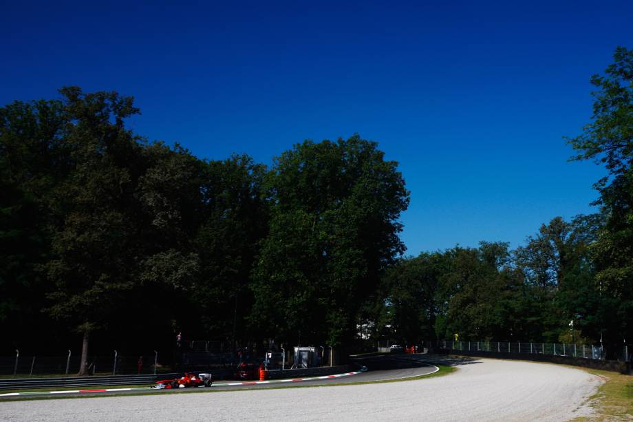 O italiano já nasce apaixonado por carros. Fiat, Alfa Romeo e, claro, a Ferrari, são empresas do país e, esta última, leva multidões para o Autodromo di Monza, na cidade homônima. Os ferraristas, geralmente, saem felizes do local: são 18 vitórias da equipe vermelha desde 1950 – ano de estreia da categoria e da prova no “circo”. Nelson Piquet, com quatro vitórias, é o brasileiro com o maior número de triunfos em Monza