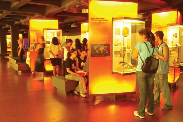 Localizado no Complexo da Estação da Luz, o Museu da Língua Portuguesa promove exposições temporárias interativas sobre a língua portuguesa Localizado no Complexo da Estação da Luz, o Museu da Língua Portuguesa promove exposições temporárias interativas sobre a língua portuguesa
