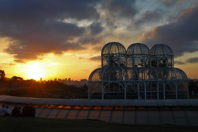 A grande estufa do Jardim Botânico de Curitiba foi inspirada em um palácio de cristal londrino e abriga mais de 50 espécies de plantas da Mata Atlântica