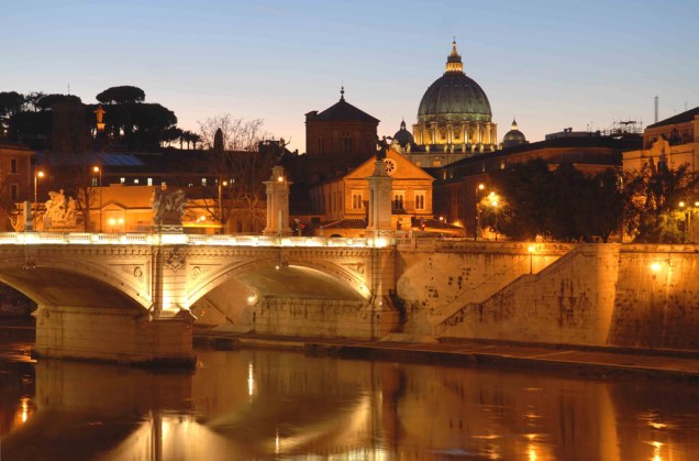 Vista noturna do Vaticano e da Ponte SantAngelo sobre o Rio Tibre