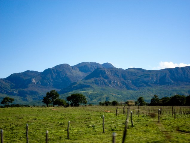 A Serra do Espinhaço costumava ser uma cordilheira há milhões de anos. Com a ação do tempo, ela já não é mais uma cadeia de montanhas, mas ainda é uma formação rochosa imponente e comprida, que vai do centro de <a href="https://viajeaqui.abril.com.br/estados/br-minas-gerais" target="_blank">Minas Gerais</a> até o sertão da <a href="https://viajeaqui.abril.com.br/estados/br-bahia" target="_blank">Bahia</a>. A travessia começa pelo Caminho dos Diamantes, da Estrada Real, e depois continua pelos Parques Estaduais de Grão Mogol e Serra Nova até cruzar a fronteira com a Bahia e seguir caatinga adentro até a <a href="https://viajeaqui.abril.com.br/cidades/br-ba-chapada-diamantina" target="_blank">Chapada Diamantina</a>. É uma travessia dura, longa (quase 2 mil km!) e que passa por três ecossistemas brasileiros: Mata Atlântica, Cerrado e Caatinga