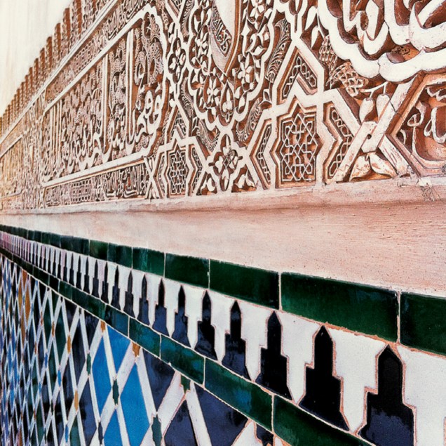 Alá nos arabescos de <a href="https://viajeaqui.abril.com.br/estabelecimentos/espanha-granada-atracao-alhambra" rel="Alhambra" target="_self">Alhambra</a>