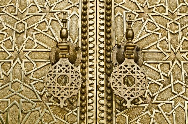 Detalhe de um portão no Palácio Real de Fez. As elaboradas repetições geométricas fazem parte da identidade visual árabe, repleta de padrões geométricos e variados usos da caligrafia