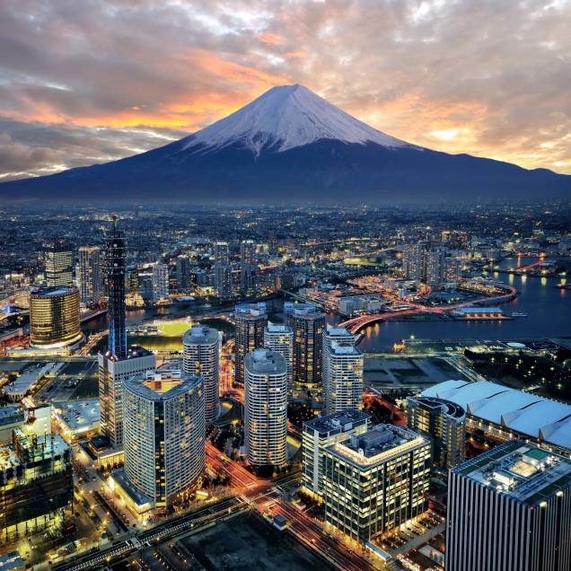 Nos dias claros é possível ver o cume do Monte Fuji sobre a cidade de Tóquio