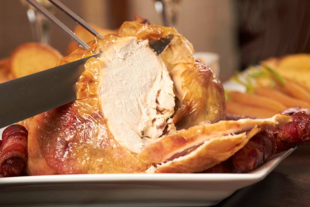 Um dos pratos mais famosos da ceia de Natal, o <a href="https://mdemulher.abril.com.br/gastronomia/como-fazer-peru-de-natal-perfeito/" target="_blank" rel="noopener">peru</a> tem sua origem relacionada aos povos que habitavam a América do Norte pouco antes do "descobrimento" pelos europeus. Natural das florestas da América do Norte, a ave já era domesticada e criada pelos astecas e pelos índios norte-americanos há tempos, sendo tratada com um verdadeiro prêmio quando uma tribo dominava outro território. Feito em banquetes, o peru era servido acompanhado por cebolas, alho-poró e um molho a base de pimenta. A ave (que até então se chamava “galinha da Índia”) foi levada para o velho continente e em pouco tempo substituiu o cisne, o ganso e o pavão como ave oficial da ceia natalina. <a href="https://mdemulher.abril.com.br/gastronomia/como-fazer-peru-de-natal-perfeito/" target="_blank" rel="noopener"><strong>Veja aqui uma receita de peru de Natal</strong></a> Um dos pratos mais famosos da ceia de Natal, o <a href="https://mdemulher.abril.com.br/gastronomia/como-fazer-peru-de-natal-perfeito/" target="_blank" rel="noopener">peru</a> tem sua origem relacionada aos povos que habitavam a América do Norte pouco antes do "descobrimento" pelos europeus. Natural das florestas da América do Norte, a ave já era domesticada e criada pelos astecas e pelos índios norte-americanos há tempos, sendo tratada com um verdadeiro prêmio quando uma tribo dominava outro território. Feito em banquetes, o peru era servido acompanhado por cebolas, alho-poró e um molho a base de pimenta. A ave (que até então se chamava “galinha da Índia”) foi levada para o velho continente e em pouco tempo substituiu o cisne, o ganso e o pavão como ave oficial da ceia natalina. <a href="https://mdemulher.abril.com.br/gastronomia/como-fazer-peru-de-natal-perfeito/" target="_blank" rel="noopener"><strong>Veja aqui uma receita de peru de Natal</strong></a>