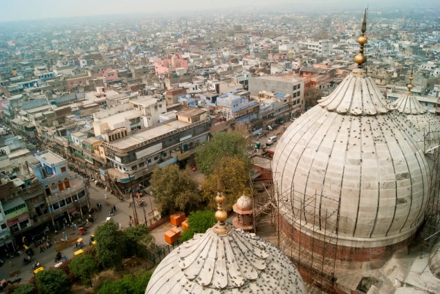 Cúpulas da mesquita Jama Masjid, do século 17, sobre a antiga cidade de Délhi