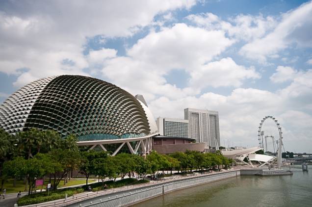 O Esplanade - Theatres on the Bay é um grande complexo com teatro e sala de concertos junto à Marina Bay