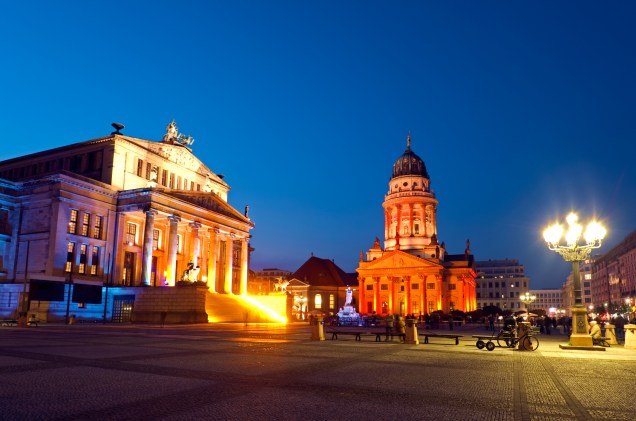 O custo das mensalidades é o destaque da cidade, de acordo com o levantamento, <a href="https://viajeaqui.abril.com.br/cidades/alemanha-berlim" rel="Berlim" target="_blank"><strong>Berlim</strong></a> alcançou 71 pontos no critério.<br />  <br />  Além disso, é o berço de duas instituições que aparecem na lista das 150 melhores universidades globais: Freie Universität Berlin (66ª posição) e Humboldt-Universität zu Berlin (132ª posição).<br />  <br />  (Na foto, a Praça Gendarmenmarkt)