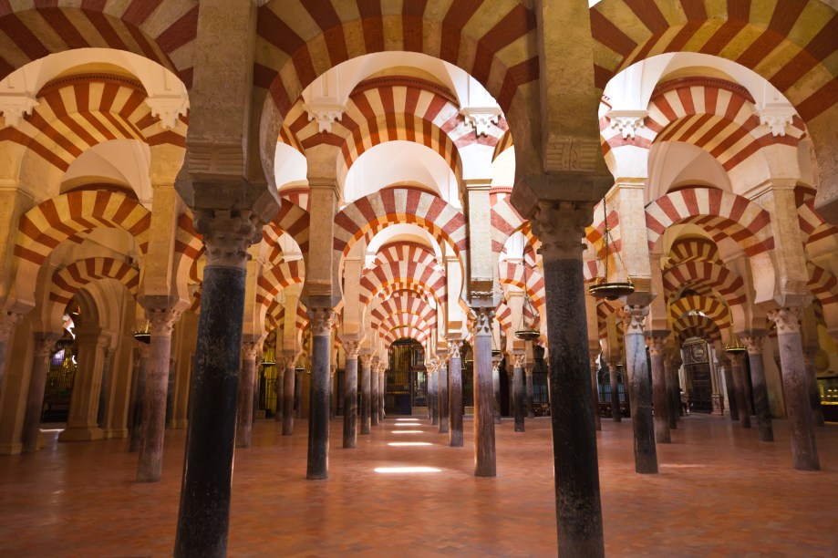<strong>Grande Mesquita, Córdoba, Espanha</strong><br />        A <a href="https://viajeaqui.abril.com.br/estabelecimentos/espanha-cordoba-atracao-mesquita-de-cordoba" rel="Grande Mesquita de Córdoba " target="_blank">Grande Mesquita de Córdoba </a>é produto do califado que dominou o sul da Espanha entre 756 e 912. O amplo salão de orações, reformado pelo califa al-Hakan II, passou a contar com uma elegante solução de colunas intermináveis, encimadas por duas séries de arcos, oferecendo um sensação de movimento acentuado pelo jogo de luz e sombras
