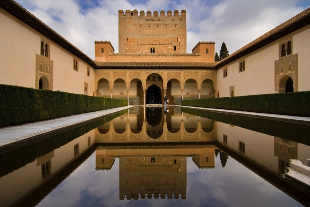 <strong>Alhambra, Granda, Espanha</strong>    Maior joia da arquitetura islâmica na Espanha, o Alhambra foi construído com elementos simples e banais, mas com extremo apuro artístico. O elemento água é onipresente em boa parte de seus espaços, como aqui, no Patio de los Arrayanes