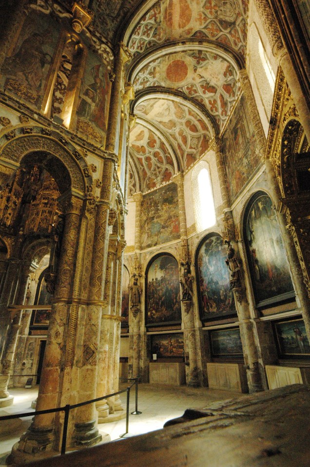 A decoração da igreja, rica em detalhes, foi obra de Dom Manuel