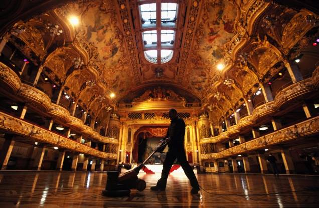 Sede de um dos mais renomados eventos de dança de salão do mundo, o piso do salão central Blackpool Tower Ballroom possui mais de 30 mil tacos de madeira de lei Sede de um dos mais renomados eventos de dança de salão do mundo, o piso do salão central Blackpool Tower Ballroom possui mais de 30 mil tacos de madeira de lei