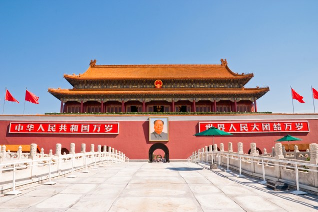 <strong>Praça Tiananmen – <a href="https://viagemeturismo.abril.com.br/cidades/pequim-beijing/" target="_blank" rel="noopener">Beijing</a> – <a href="https://viagemeturismo.abril.com.br/paises/china-2/" target="_blank" rel="noopener">China</a> </strong>Também conhecida do <strong>Portão da Paz Celestial</strong>, é a principal área pública de Pequim. Ficou marcada para sempre pelas repressivas reações aos movimentos estudantis de 1989, mas o que se vê hoje são famílias passeando entre sisudos soldados que guardam bandeiras vermelhas e o mausoléu do Grande Timoneiro. Lá, duas vezes ao dia, o corpo embalsamado de Mao Tsé-tung sobe da geladeira para ser reverenciado pelos turistas. Outros pontos de interesse são a bandeira nacional – onde cerimônias de hasteamento e arriamento ocorrem todos os dias – e o Monumento aos Heróis (1958), em memória aos combatentes da Revolução Comunista. Na ponta sul estão o Portão Qian e a Torre da Flecha, tudo o que sobrou da muralha que passava por ali. Já ao norte está o Portão da Paz Celestial, Tian Men, que dá acesso à Cidade Proibida e sobre o qual foi proclamada a República da China, em 1949. O retrato do camarada Mao está lá até hoje para revistar as tropas nas frequentes demonstrações de força do governo <em><a href="https://www.booking.com/searchresults.pt-br.html?aid=332455&sid=d98f25c4d6d5f89238aebe98e11a09ba&sb=1&src=searchresults&src_elem=sb&error_url=https%3A%2F%2Fwww.booking.com%2Fsearchresults.pt-br.html%3Faid%3D332455%3Bsid%3Dd98f25c4d6d5f89238aebe98e11a09ba%3Btmpl%3Dsearchresults%3Bac_click_type%3Db%3Bac_position%3D0%3Bclass_interval%3D1%3Bdest_id%3D-132007%3Bdest_type%3Dcity%3Bdtdisc%3D0%3Bfrom_sf%3D1%3Bgroup_adults%3D2%3Bgroup_children%3D0%3Biata%3DVCE%3Binac%3D0%3Bindex_postcard%3D0%3Blabel_click%3Dundef%3Bno_rooms%3D1%3Boffset%3D0%3Bpostcard%3D0%3Braw_dest_type%3Dcity%3Broom1%3DA%252CA%3Bsb_price_type%3Dtotal%3Bsearch_selected%3D1%3Bshw_aparth%3D1%3Bslp_r_match%3D0%3Bsrc%3Dindex%3Bsrc_elem%3Dsb%3Bsrpvid%3D247e79b290db028c%3Bss%3DVeneza%252C%2520Veneto%252C%2520It%25C3%25A1lia%3Bss_all%3D0%3Bss_raw%3Dveneza%3Bssb%3Dempty%3Bsshis%3D0%3Bssne%3DRio%2520de%2520Janeiro%3Bssne_untouched%3DRio%2520de%2520Janeiro%26%3B&ss=Beijing%2C+Beijing+Area%2C+China&is_ski_area=&ssne=Veneza&ssne_untouched=Veneza&city=-132007&checkin_year=&checkin_month=&checkout_year=&checkout_month=&group_adults=2&group_children=0&no_rooms=1&from_sf=1&ss_raw=beijing&ac_position=0&ac_langcode=en&ac_click_type=b&dest_id=-1898541&dest_type=city&iata=BJS&place_id_lat=39.914608&place_id_lon=116.391136&search_pageview_id=247e79b290db028c&search_selected=true&search_pageview_id=247e79b290db028c&ac_suggestion_list_length=5&ac_suggestion_theme_list_length=0" target="_blank" rel="noopener">Busque hospedagem em Beijing</a></em>