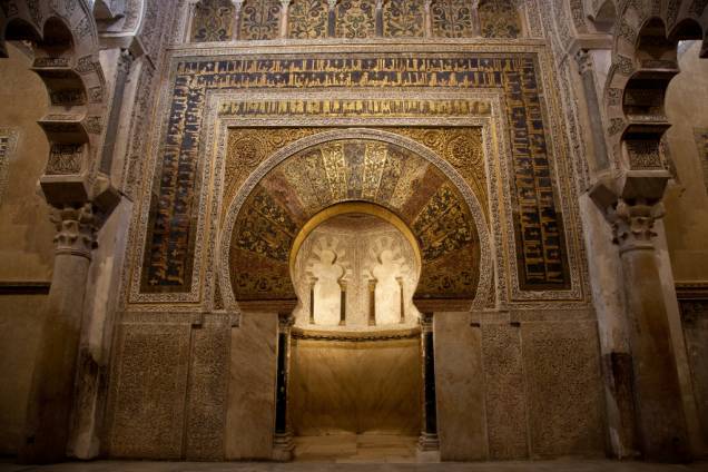 <strong>Mihrab</strong>Um dos elementos básicos da arquitetura das mesquitas é o <em>mihrab</em>, o nicho que indica a direção de Meca. Ricamente ornamentados e presentes em diferentes formatos, estes se encontram inseridos nas paredes <em>qibla</em>, para onde todos os fiéis se voltam durante as orações. Este mihrab encontra-se na Grande Mesquita de <a href="http://viajeaqui.abril.com.br/cidades/espanha-cordoba" rel="Córdoba" target="_blank">Córdoba</a>, na <a href="http://viajeaqui.abril.com.br/paises/espanha" rel="Espanha" target="_blank">Espanha</a>