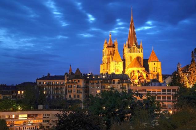A Catedral da cidade, no miolo do centro histórico medieval de Lausanne, ganha iluminação especial à noite A Catedral da cidade, no miolo do centro histórico medieval de Lausanne, ganha iluminação especial à noite