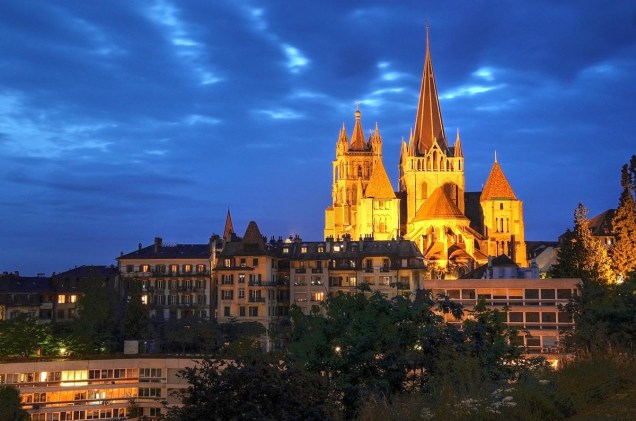 A Catedral da cidade, no miolo do centro histórico medieval de Lausanne, ganha iluminação especial à noite