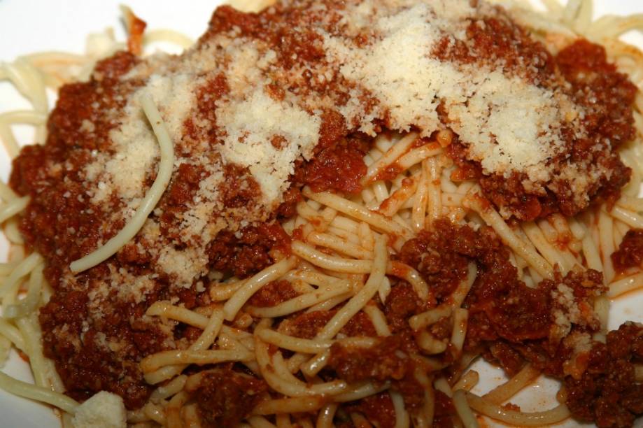 <strong>Almoço de Páscoa </strong>Passado o luto da Semana Santa a prioridade agora é preparar o almoço pascal onde despontam as massas caseiras, com produtos genuínos da região, tendo o <em>agnello </em>(carneiro) como protagonsta. Uma miríade de acompanhamentos se seguem, como os ótimos tomates San Marzano, mussarelas, salames, presuntos, pimentões, tomates, berinjelas sott’oleo (mergulhados no genuíno azeite de oliva extra-vergine), azeitonas e muito, muito mais. <strong>Almoço de Páscoa </strong>Passado o luto da Semana Santa a prioridade agora é preparar o almoço pascal onde despontam as massas caseiras, com produtos genuínos da região, tendo o <em>agnello </em>(carneiro) como protagonsta. Uma miríade de acompanhamentos se seguem, como os ótimos tomates San Marzano, mussarelas, salames, presuntos, pimentões, tomates, berinjelas sott’oleo (mergulhados no genuíno azeite de oliva extra-vergine), azeitonas e muito, muito mais.