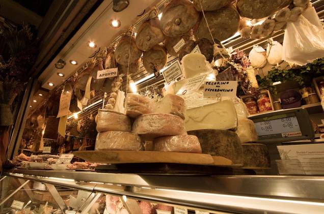 Bancas de queijos e frios dentro do Mercato Centrale di San Lorenzo, em Florença