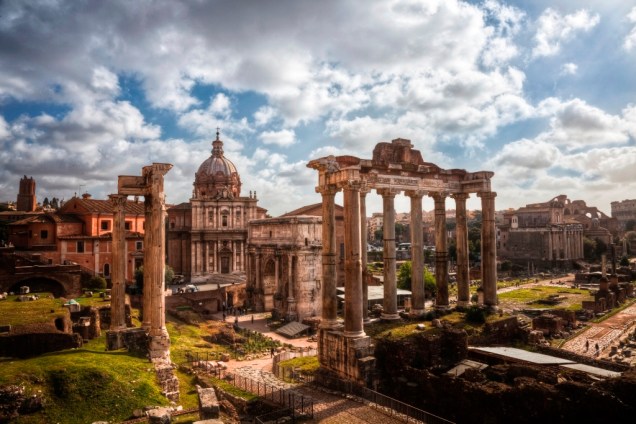 Vista geral do do fórum romano, com o templo de Júpiter em primeiro plano, em <a href="https://viajeaqui.abril.com.br/cidades/italia-roma" rel="Roma">Roma</a>