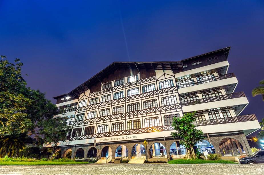 Até o prédio da prefeitura de <a href="http://viajeaqui.abril.com.br/cidades/br-sc-blumenau" rel="Blumenau (SC)" target="_blank">Blumenau (SC)</a> tem arquitetura inspirada nas casas alemãs