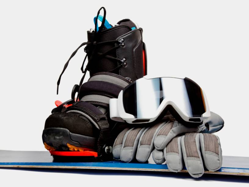 <strong>Equipamentos essenciais</strong><br /> • Óculos de sol ou máscaras próprias:o reflexo da neve pode ser cegante e queimar sua retina nos dias de muito sol. Máscaras com lentes laranjas ou reflexivas oferecem ótima visualização das nuances da superfície nevada, além de possuir proteção para raios UV;<br /> • Roupas próprias – dependendo da temperatura, não protegido moderadamente. Conforme você se movimenta, seu corpo aquece e você pode transpirar em demasia. As melhores vestimentas são a prova de umidade (afinal, neve é água) e, para quem está em grandes grupos, com cores chamativas. Assim você fica de olho nas crianças ou não deixa ninguém da turma se desgarrar;<br /> • Gorro ou banda que proteja orelhas e testa – ideais se estiver muito frio e ventando, coisas corriqueiras em todas as pistas. Sem elas você pode ficar com a sensação de que sua orelha vai cair congelada;<br /> • Face mask – máscara protetora para o rosto. Em situações extremas, é um equipamento que lhe garante conforto térmico nas maçãs do rosto, bochechas e nariz. <strong>Equipamentos essenciais</strong><br /> • Óculos de sol ou máscaras próprias:o reflexo da neve pode ser cegante e queimar sua retina nos dias de muito sol. Máscaras com lentes laranjas ou reflexivas oferecem ótima visualização das nuances da superfície nevada, além de possuir proteção para raios UV;<br /> • Roupas próprias – dependendo da temperatura, não protegido moderadamente. Conforme você se movimenta, seu corpo aquece e você pode transpirar em demasia. As melhores vestimentas são a prova de umidade (afinal, neve é água) e, para quem está em grandes grupos, com cores chamativas. Assim você fica de olho nas crianças ou não deixa ninguém da turma se desgarrar;<br /> • Gorro ou banda que proteja orelhas e testa – ideais se estiver muito frio e ventando, coisas corriqueiras em todas as pistas. Sem elas você pode ficar com a sensação de que sua orelha vai cair congelada;<br /> • Face mask – máscara protetora para o rosto. Em situações extremas, é um equipamento que lhe garante conforto térmico nas maçãs do rosto, bochechas e nariz.