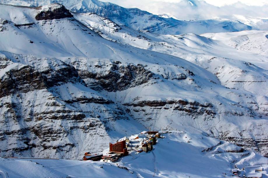 <strong><a href="https://viajeaqui.abril.com.br/cidades/chile-valle-nevado" rel="Valle Nevado" target="_blank">Valle Nevado</a>, <a href="https://viajeaqui.abril.com.br/paises/chile" rel="Chile" target="_blank">Chile</a></strong> Considerada por muitos como a mais famosa estação de esqui do Chile, Valle Nevado oferece uma estrutura excelente. São 15 pistas que serpenteiam de uma altura de 3.670 metros e que misturam níveis intermediários e avançados. Para chegar ao topo delas, 15 elevações carregam os visitantes. Entre elas, há teleféricos de cadeira, de superfície e até uma gôndola! <strong><a href="https://viajeaqui.abril.com.br/cidades/chile-valle-nevado" rel="Valle Nevado" target="_blank">Valle Nevado</a>, <a href="https://viajeaqui.abril.com.br/paises/chile" rel="Chile" target="_blank">Chile</a></strong> Considerada por muitos como a mais famosa estação de esqui do Chile, Valle Nevado oferece uma estrutura excelente. São 15 pistas que serpenteiam de uma altura de 3.670 metros e que misturam níveis intermediários e avançados. Para chegar ao topo delas, 15 elevações carregam os visitantes. Entre elas, há teleféricos de cadeira, de superfície e até uma gôndola!