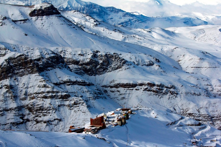 Panorama geral do complexo de Valle Nevado, no Chile. O complexo conta com três hotéis, restaurantes, bares, snow park e está localizado próximo à capital Santiago