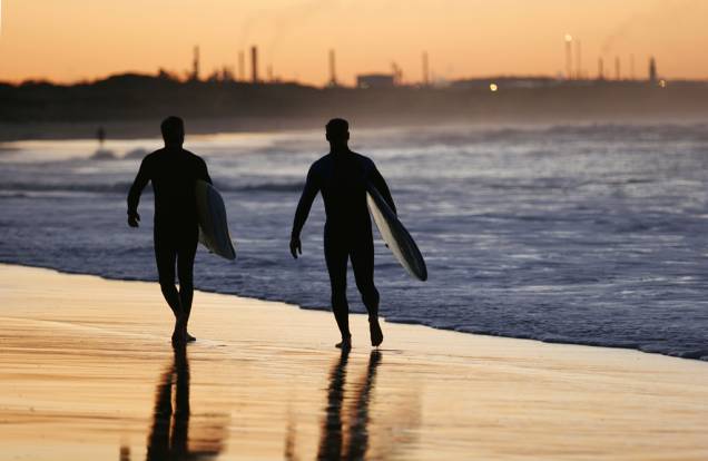 Surfistas na praia de Cronulla, a 26 quilômetros ao sul de Sydney