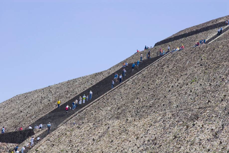 A subida nas escadarias íngremes até o topo da Pirâmide do Sol é recompensada por uma vista panorâmica da região