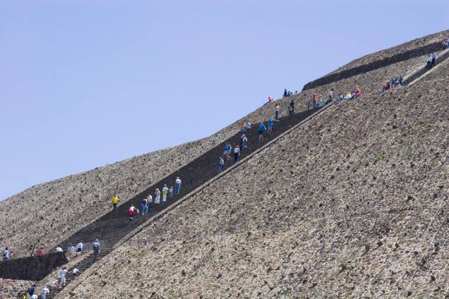 A subida nas escadarias íngremes até o topo da Pirâmide do Sol é recompensada por uma vista panorâmica da região