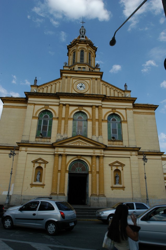 A Igreja Matriz de Nossa Senhora da Candelária tem importante acervo do barroco paulista e pinturas do artista ituano Almeida da Jr.