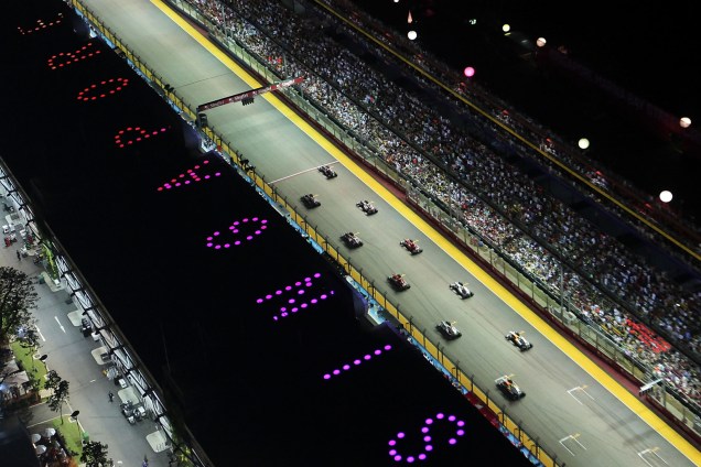 O Grande Prêmio de <a href="https://viajeaqui.abril.com.br/paises/cingapura" rel="Cingapura" target="_blank">Cingapura</a>, no Marina Bay Street Circuit, foi a primeira corrida da história da Fórmula 1 a ser realizada à noite, em 2008. Com uma estrutura moderna e um show de luzes, a pista foi onde aconteceu a polêmica com brasileiro Nelsinho Piquet, filho do tricampeão da categoria, Nelson Piquet, que foi ordenado por sua equipe, a Renault, a bater no muro e forçar a entrada do safety car (carro de segurança, em tradução livre) para que seu companheiro, o espanhol Fernando Alonso, vencesse a prova