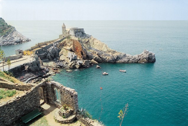 Cercado pelo mar azul da região de <a href="https://viajeaqui.abril.com.br/cidades/italia-cinque-terre" rel="Cinque Terre">Cinque Terre</a>, o Castelo Doria está fincado em um penhasco