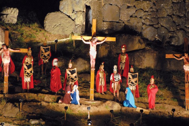 Encenação da Paixão de Cristo, que reúne mais de 100 atores, durante a Semana Santa