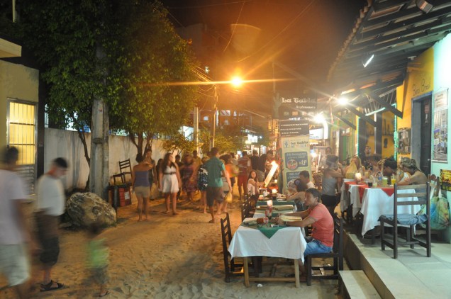 As barraquinhas e bares da Rua Caminho da Praia, da Praça Aureliano Lima e da Segunda Praia são muito procuradas