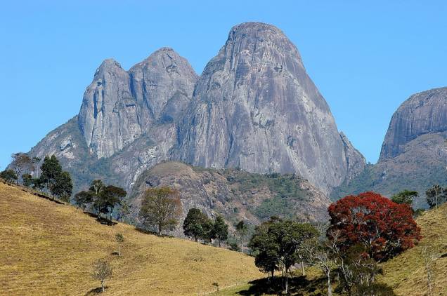 O Parque dos Três Picos, o maior estadual do Rio de Janeiro, atrai aventureiros, que praticam trekking até os três picos