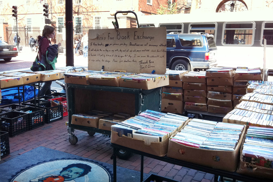 Troca de livros nos arredores da Harvard Square, em Cambridge