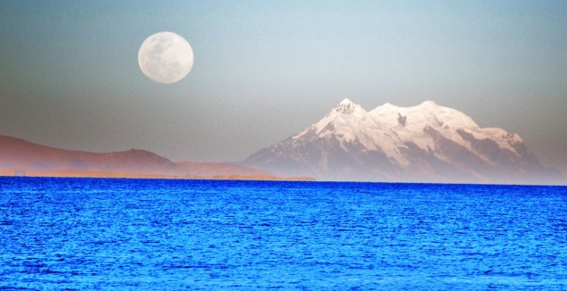 Lua cheia no Lago Titicaca, na <a href="https://viajeaqui.abril.com.br/paises/bolivia" rel="Bolívia" target="_blank">Bolívia</a>