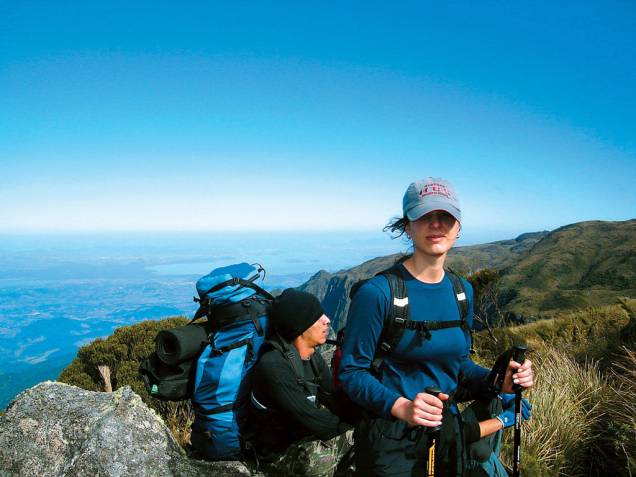 O trekking no topo da Serra dos Órgãos, na travessia de Petrópolis a Teresópolis, é feito em três dias, com dois pernoites no alto da montanha (em campings ou em alojamentos com banho quente e quartos confortáveis. Agasalhos, saco de dormir, água e lanches são indispensáveis O trekking no topo da Serra dos Órgãos, na travessia de Petrópolis a Teresópolis, é feito em três dias, com dois pernoites no alto da montanha (em campings ou em alojamentos com banho quente e quartos confortáveis. Agasalhos, saco de dormir, água e lanches são indispensáveis