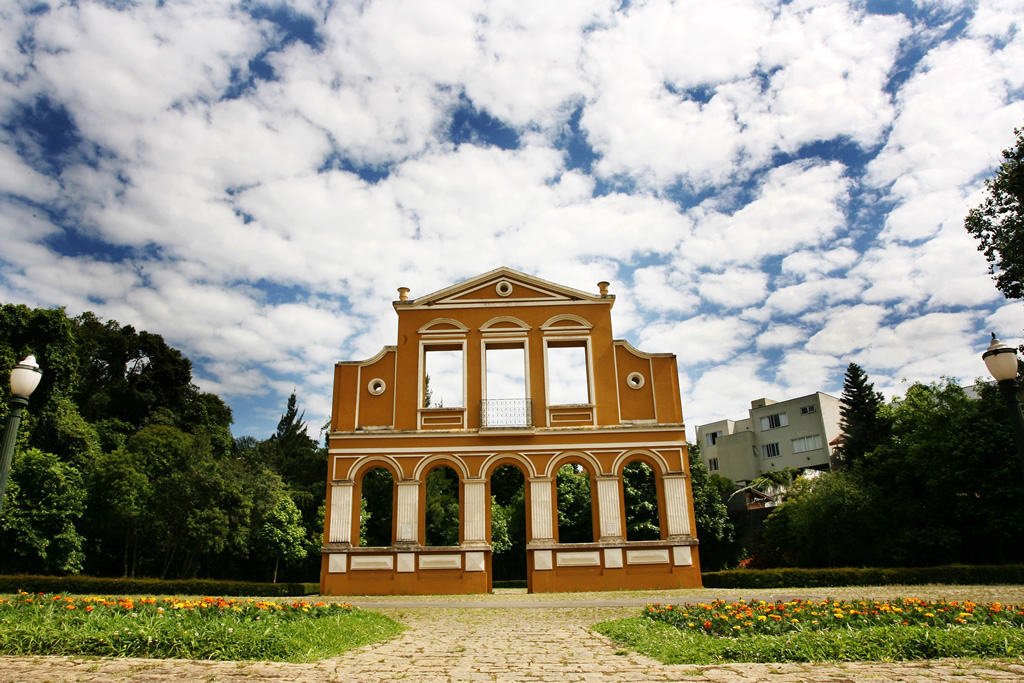 Diferentemente dos outros parques de Curitiba, o Bosque Alemão não tem tantos jardins, mas abriga uma sala de concertos, mirante e trilha com letreiros que contam a história de João e Maria, dos irmãos Grimm