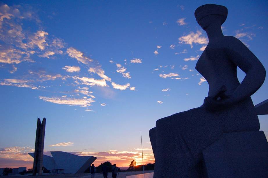 <a href="https://viajeaqui.abril.com.br/estabelecimentos/br-df-brasilia-atracao-praca-dos-tres-poderes-1958" rel="14. Praça dos Três Poderes "><strong>14. Praça dos Três Poderes  </strong></a>Localizada entre o Congresso Nacional (poder legislativo), o Palácio do Planalto (poder executivo) e o Supremo Tribunal Federal (poder judiciário), a praça é ampla, sem árvores e poucos monumentos, para comportar muita gente em manifestações populares – a praça também abriga muitos pombos. A escultura que representa a Justiça, de Alfredo Ceschiatti, se destaca na paisagem em frente ao STF