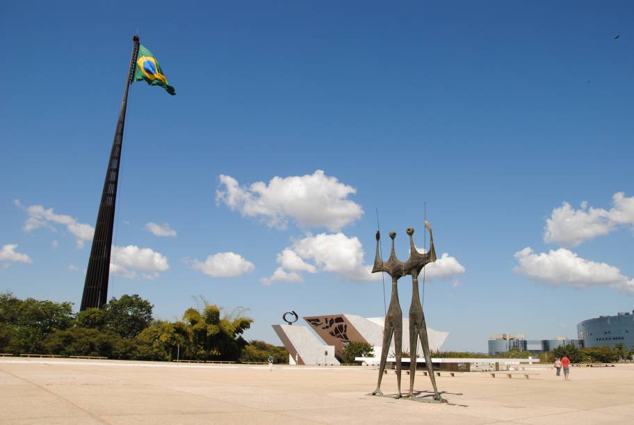 <a href="https://viajeaqui.abril.com.br/estabelecimentos/br-df-brasilia-atracao-praca-dos-tres-poderes-1958" rel="14. Praça dos Três Poderes "><strong>14. Praça dos Três Poderes </strong></a>Os Guerreiros, ou Os Candangos, de Bruno Giorgi, são outra escultura de destaque na Praça dos Três Poderes. A obra representa os trabalhadores que construíram Brasília. Atrás dela é possível ver a Casa de Chá, onde hoje funciona o Centro de Atendimento ao Turista.Recomenda-se não visitar a Praça ao meio dia em dias de muito sol devido à falta de sombra <a href="https://viajeaqui.abril.com.br/estabelecimentos/br-df-brasilia-atracao-praca-dos-tres-poderes-1958" rel="14. Praça dos Três Poderes "><strong>14. Praça dos Três Poderes </strong></a>Os Guerreiros, ou Os Candangos, de Bruno Giorgi, são outra escultura de destaque na Praça dos Três Poderes. A obra representa os trabalhadores que construíram Brasília. Atrás dela é possível ver a Casa de Chá, onde hoje funciona o Centro de Atendimento ao Turista.Recomenda-se não visitar a Praça ao meio dia em dias de muito sol devido à falta de sombra