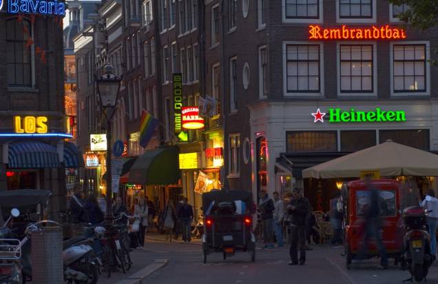 A quadra Rembrandtplein é ideal para apreciar uma cerveja holandesa